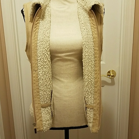 Maurices Suede-like fuzzy vest size M - Picture 3 of 4